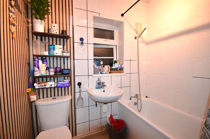 2 Bedroom Flat For Sale In Harrowdene Road, Wembley, Middlesex, HA0 - Photo 4