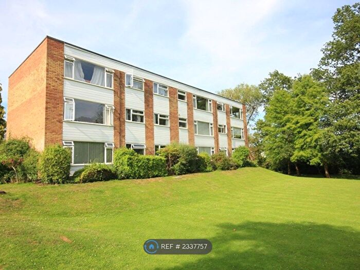 2 Bedroom Flat To Rent In Claremont Avenue, Surrey, GU22