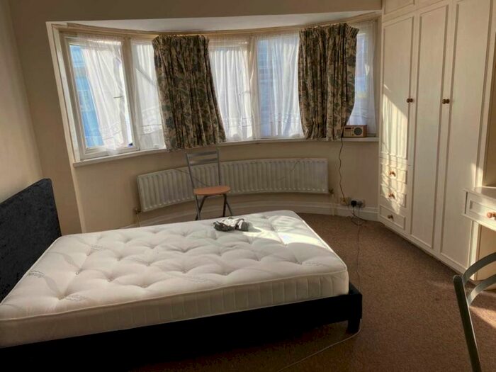 Studio To Rent In Third Avenue, Acton, W3