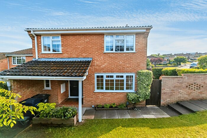 4 Bedroom Detached House For Sale In Windermere Way, Farnham, Surrey, GU9