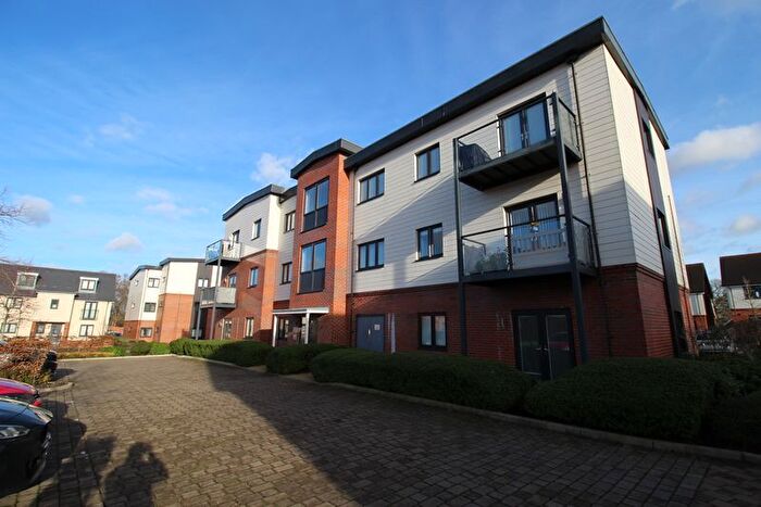 2 Bedroom Flat For Sale In Claypit Copse, Bursledon, SO31