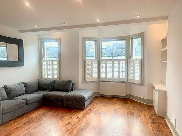 3 Bedroom Flat To Rent In Disraeli Road, London, SW15