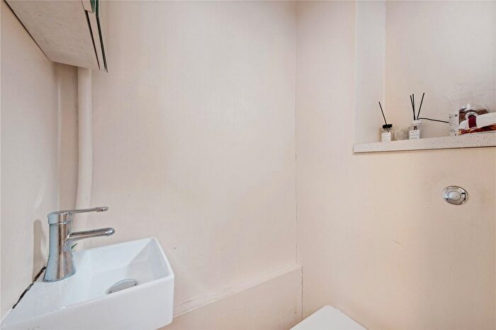 2 Bedroom Flat For Sale In Langdon Court, City Road, London, EC1V