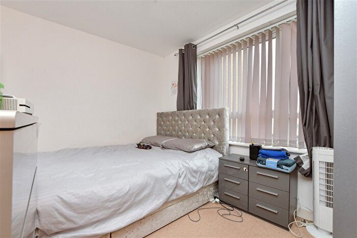 1 Bedroom Flat For Sale In Manston Road, Ramsgate, Kent, CT12