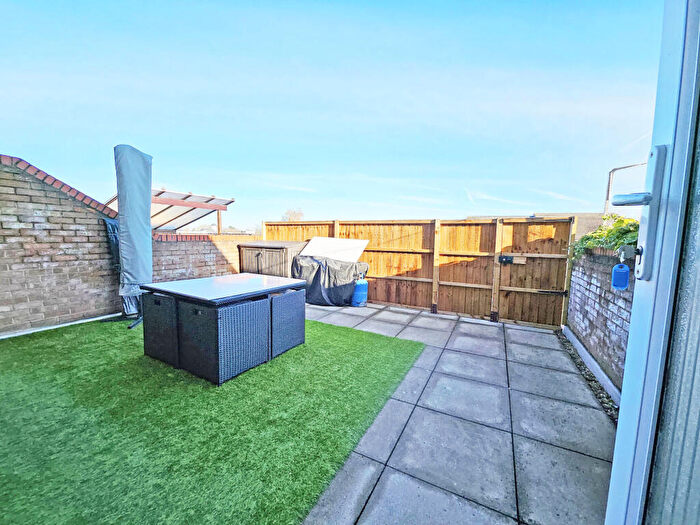 2 Bedroom Apartment To Rent In Ravenings Parade, Ilford, Greater London, IG3