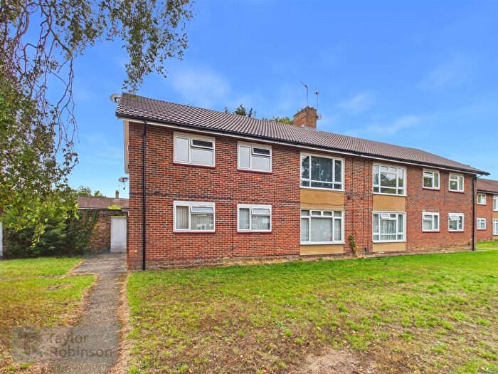 2 Bedroom Maisonette For Sale In Stagelands, Langley Green, Crawley, RH11