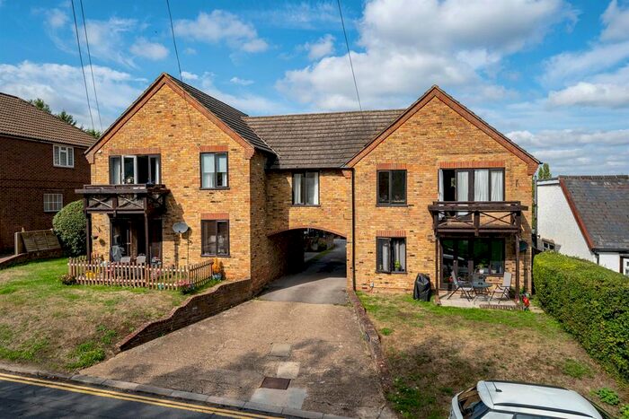 2 Bedroom Flat To Rent In The Nap, Kings Langley, WD4