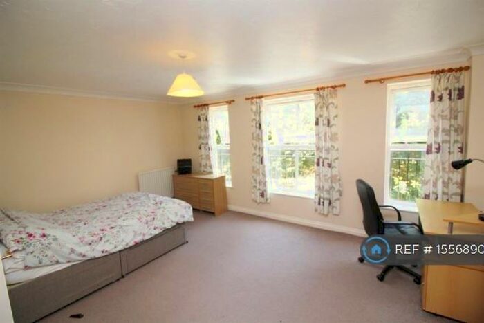 6 Bedroom End Of Terrace House To Rent In Lancelot Road, Stapleton, Bristol, BS16