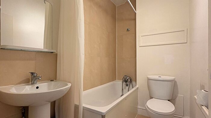 1 Bedroom Flat To Rent In Ladbroke Crescent, London, W11