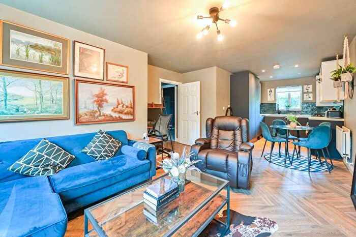 2 Bedroom Flat To Rent In Chandler Way, Peckham, London, SE15