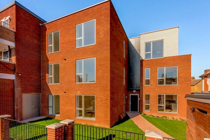 1 Bedroom Flat To Rent In Green Lane, Shepperton, TW17