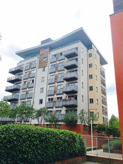 2 Bedroom Flat To Rent In Lakeside Drive, London, NW10