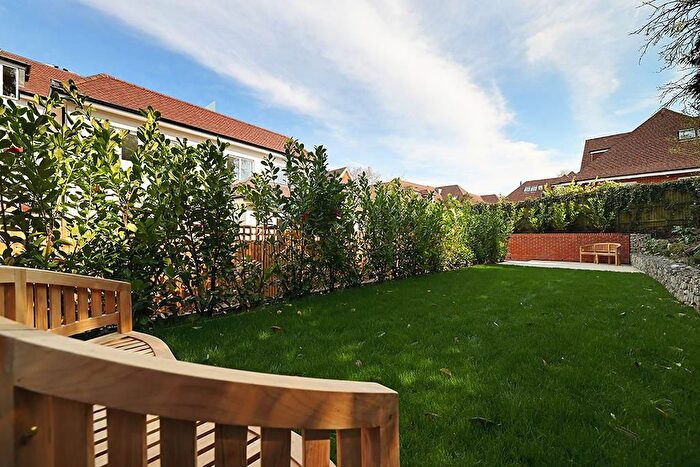 2 Bedroom Flat For Sale In Mclaren Court, Fetcham, KT22