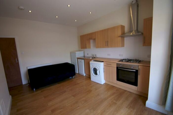 1 Bedroom Flat To Rent In Queens Road, Hyde Park, Leeds, LS6