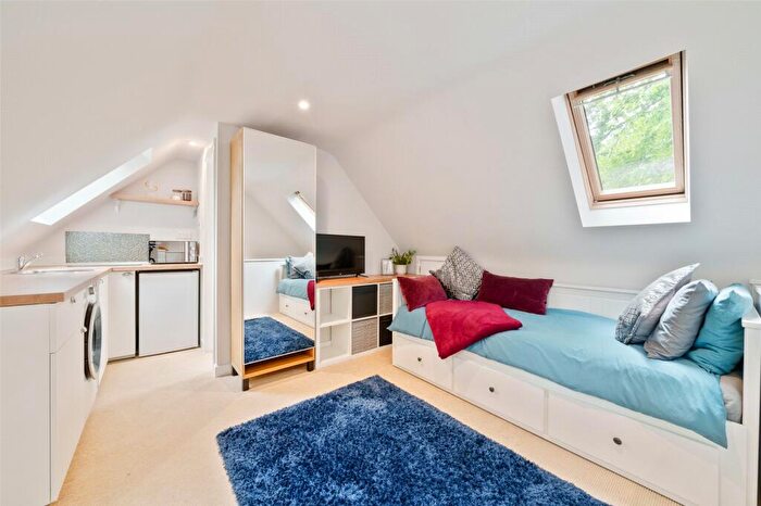 Maisonette To Rent In Jubilee Road, Finchampstead, Wokingham, Berkshire, RG40