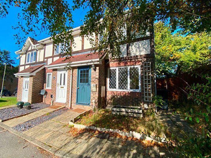 2 Bedroom End Of Terrace House To Rent In Knaphill, Woking, GU21