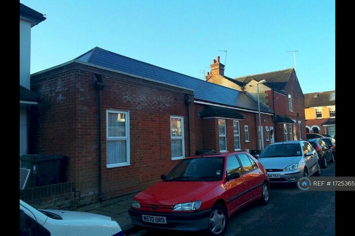 2 Bedroom Flat To Rent In Burnham Road, St. Albans, AL1