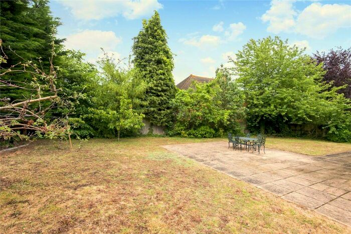 5 Bedroom Detached House For Sale In Orchard End, Weybridge, KT13
