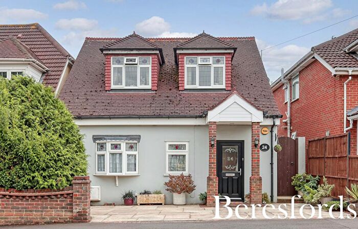 3 Bedroom Detached House For Sale In Greenway, Romford, RM3