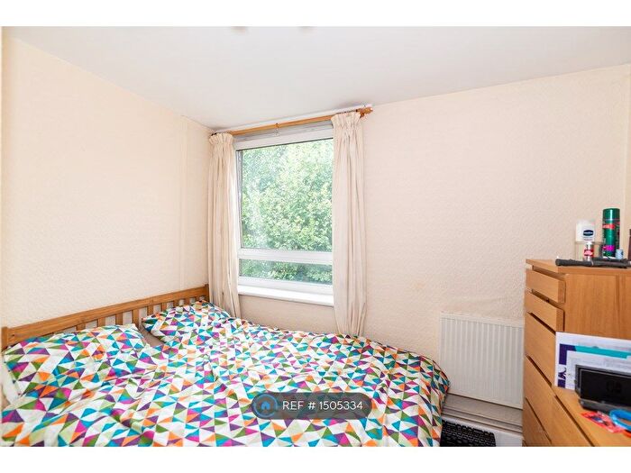 3 Bedroom Flat To Rent In Tooting, London, SW17