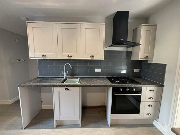 1 Bedroom Flat To Rent In Chapel Street, Glossop, SK13