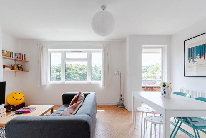 2 Bedroom Flat For Sale In Clifton Vale Close, Hotwells, Bristol, BS8