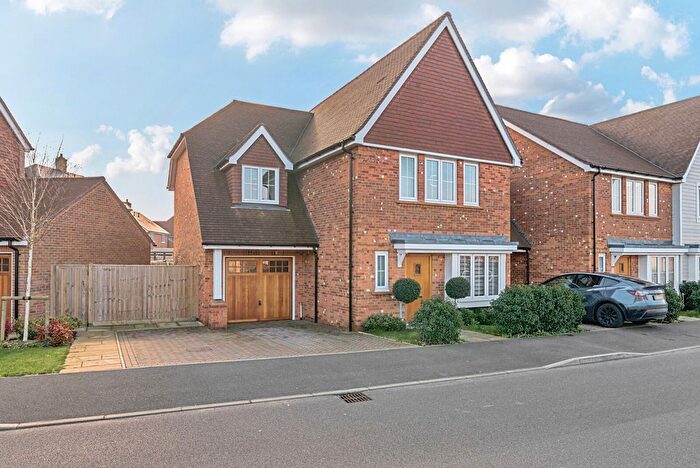 4 Bedroom Link Detached House For Sale In Lorimer Avenue, Cranleigh, GU6