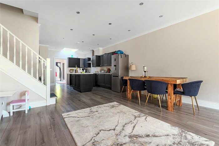 3 Bedroom Flat To Rent In Ridge Road, Winchmore Hill, London, N21