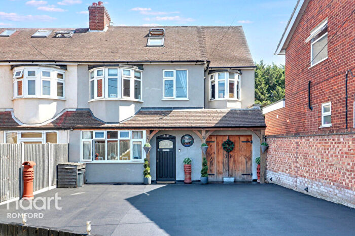 5 Bedroom Semi-Detached House For Sale In Lodge Lane, Romford, RM5