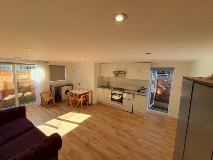 Studio To Rent In Highfield Road, Golders Green, NW11