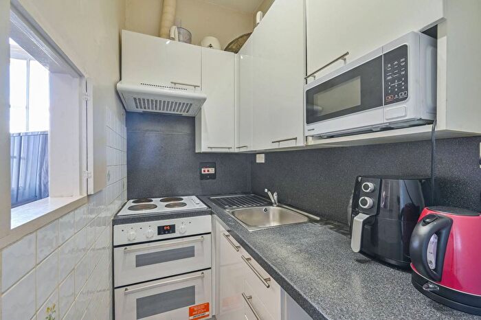 2 Bedroom Flat For Sale In Cromwell Crescent, Kensington, London, SW5