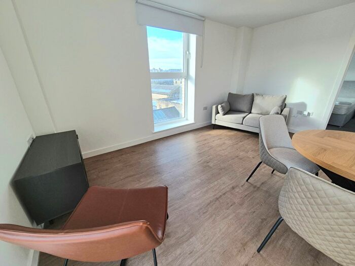2 Bedroom Flat To Rent In Cow Green, Halifax, HX1