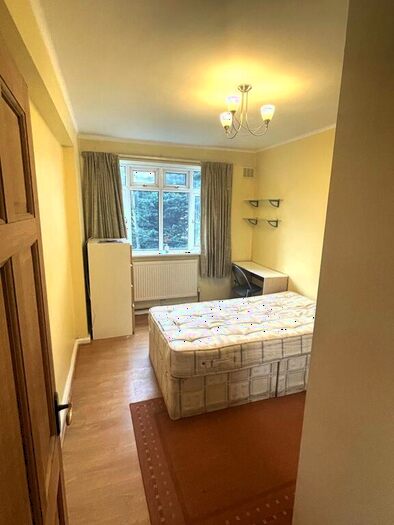 3 Bedroom Flat To Rent In Brae Court, Kingston Hill, KT2