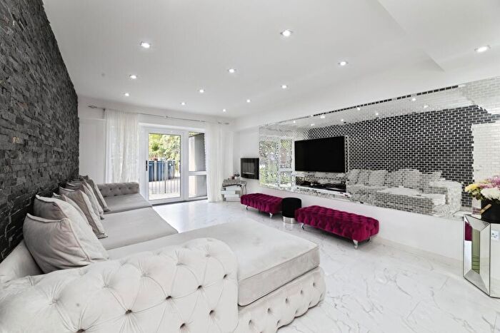 3 Bedroom Flat For Sale In Jamaica Street, London, E1