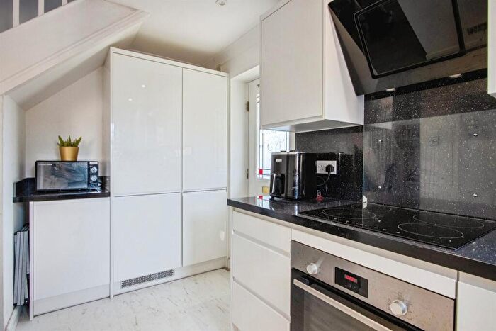 1 Bedroom Cluster House For Sale In Merlin Close, Morley, Leeds, LS27
