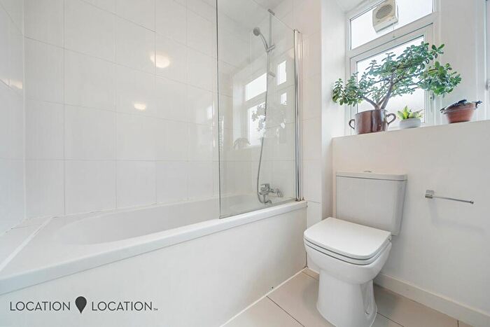 2 Bedroom Flat For Sale In Darville Road, London, N16