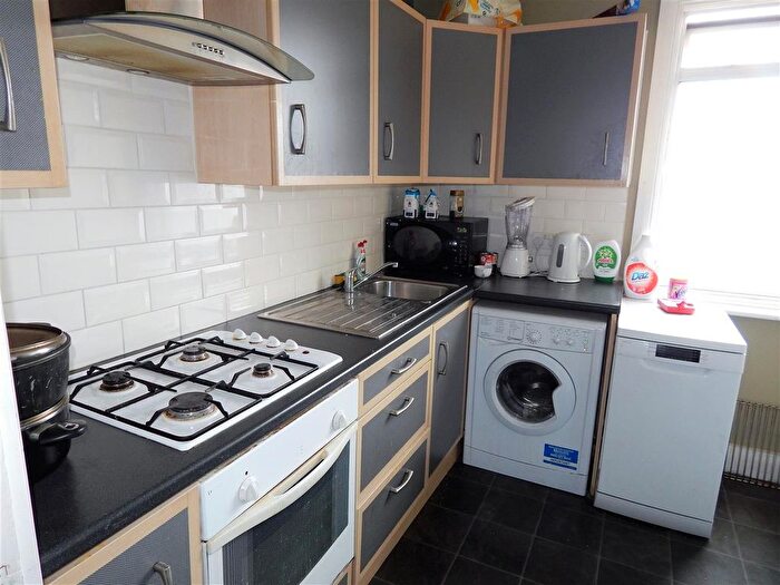 2 Bedroom Flat To Rent In New Broadway, Uxbridge Road, Hillingdon, UB10