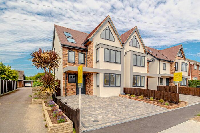 4 Bedroom Semi-Detached House To Rent In Picketts Avenue, Leigh-On-Sea, SS9