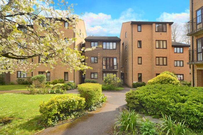 1 Bedroom Flat To Rent In The Rowans, Woking, GU22