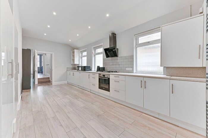 3 Bedroom Flat To Rent In Kingston Road, Wimbledon, London, SW19