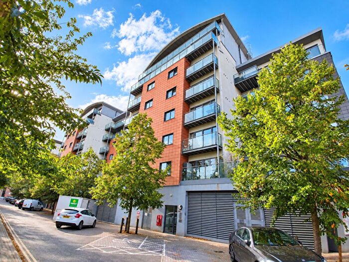 2 Bedroom Flat For Sale In Buckingham Road, London, E10