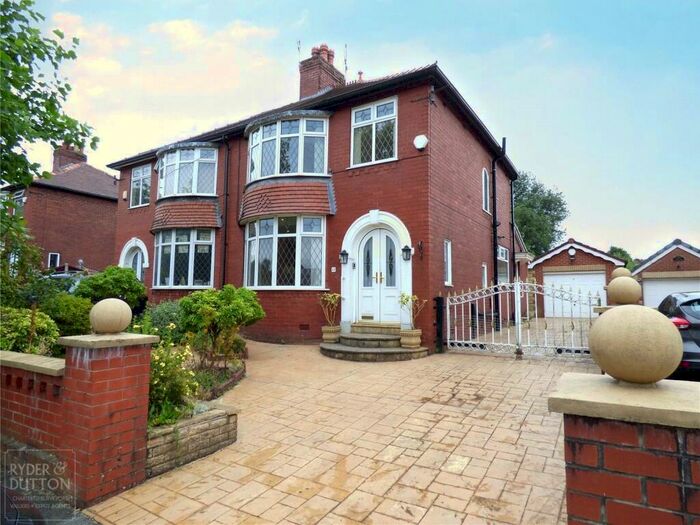 3 Bedroom Semi-Detached House To Rent In Broadway, Royton, Oldham, OL2