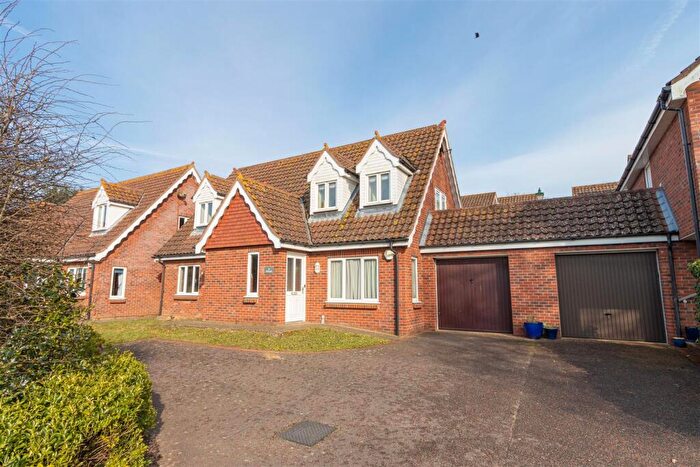 3 Bedroom Link Detached House For Sale In Covert Road, Reydon, IP18