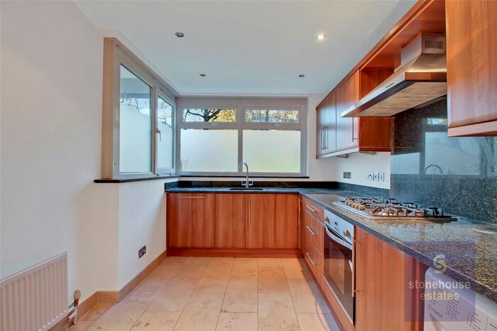 3 Bedroom Flat To Rent In St Johns Way, Archway, London, N19