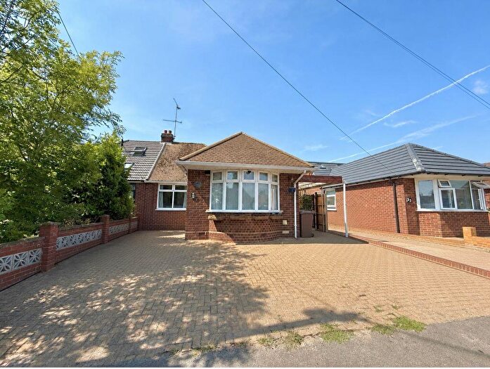 3 Bedroom Bungalow For Sale In Sowerby Avenue, Luton, LU2