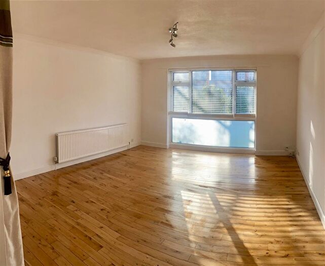 2 Bedroom Flat To Rent In Connaught Avenue, North Chingford, E4