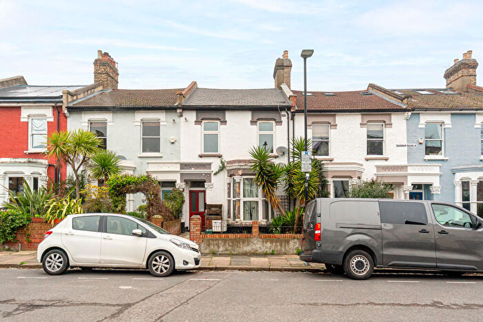 3 Bedroom Apartment For Sale In Dagmar Road, Finsbury Park, N4