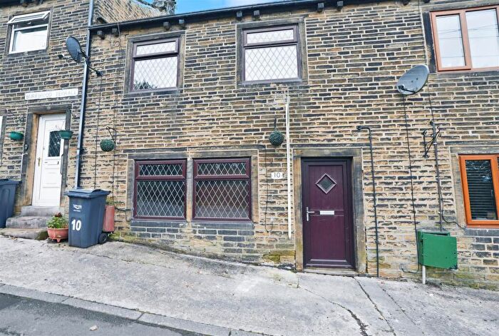 2 Bedroom Cottage For Sale In Burrwood Terrace, Holywell Green, HX4