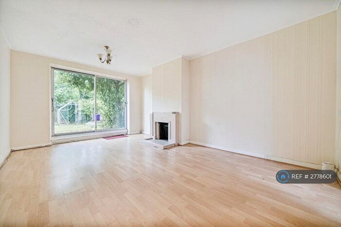 3 Bedroom Flat To Rent In Harlesden, London, NW10