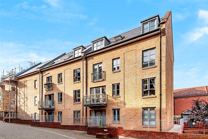 2 Bedroom Flat To Rent In Paynes Park, Hitchin, SG5